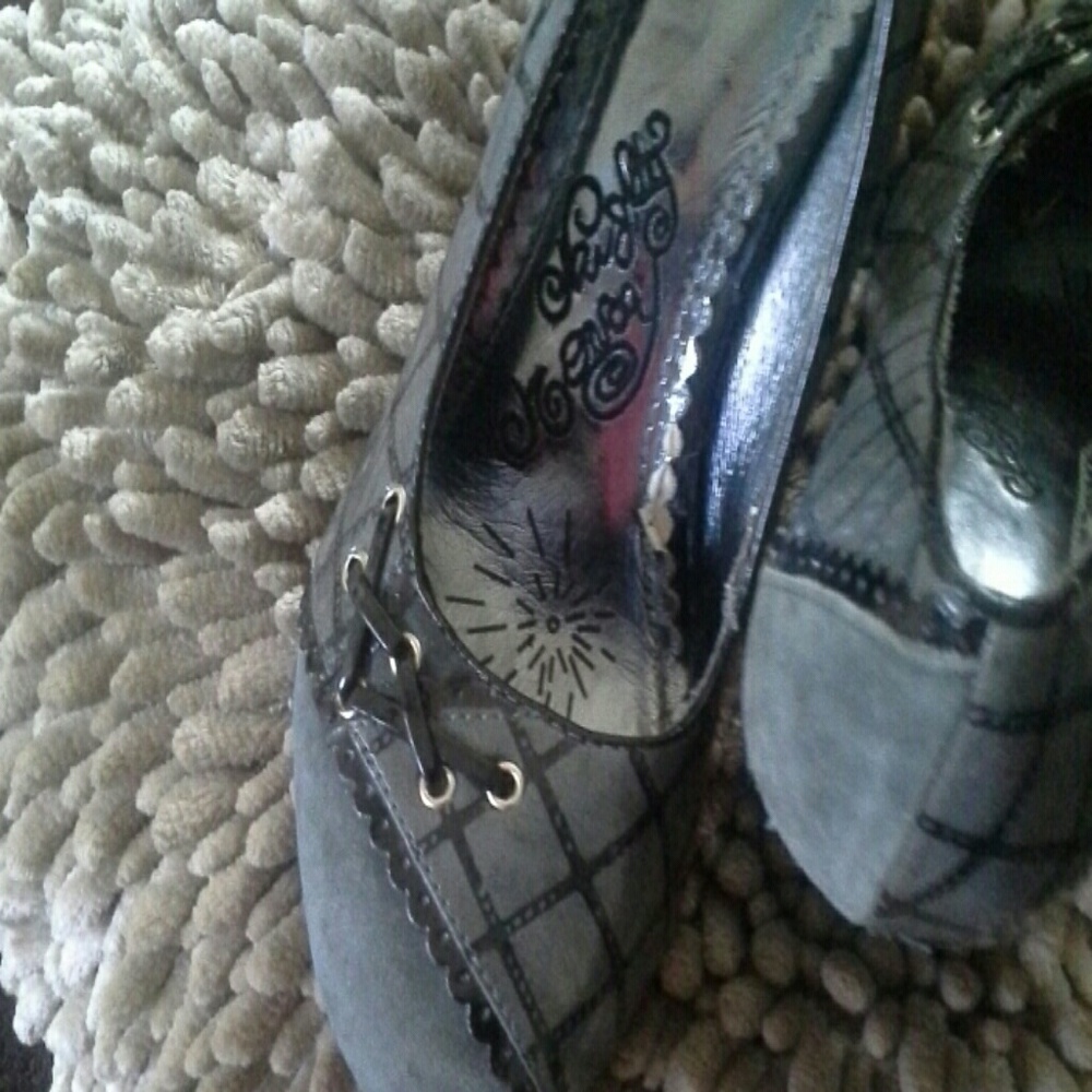 Shoes - Picture 2 of 4